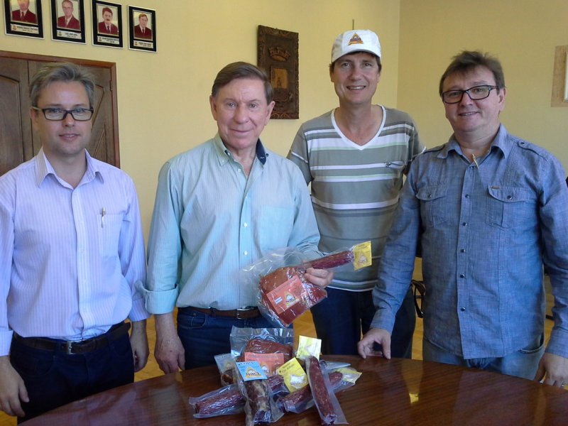 EXECUTIVO RECEBE VISITA DE EMPRESÁRIO VENCEDOR DE PRÊMIO NA EXPOINTER